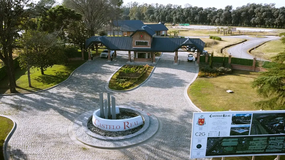Vista aérea del ingreso principal de Castelo Real