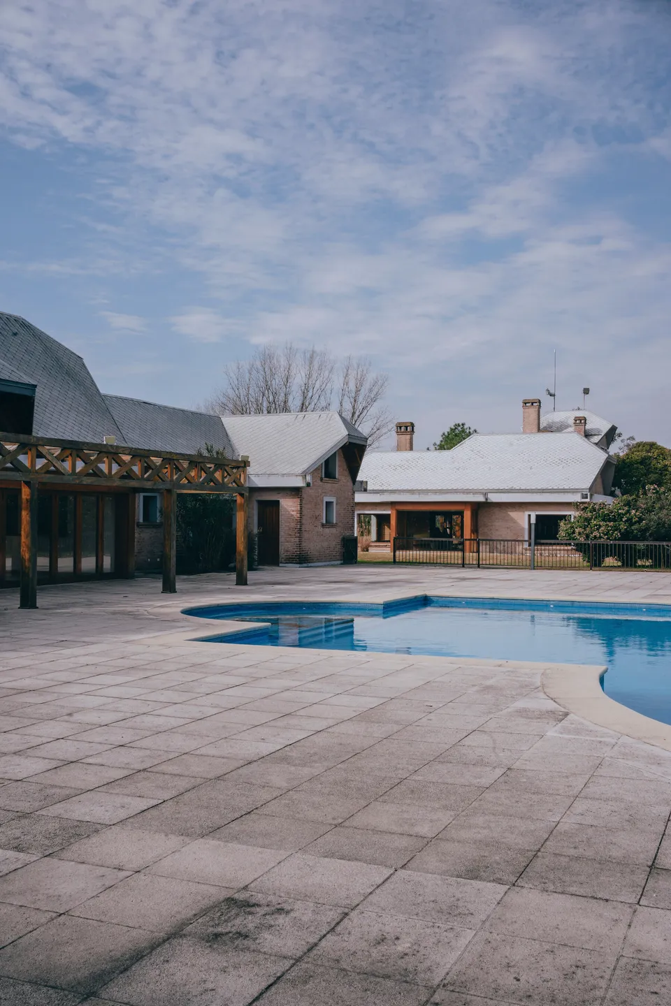 Terraza y pérgola junto a la pileta de Castelo Real