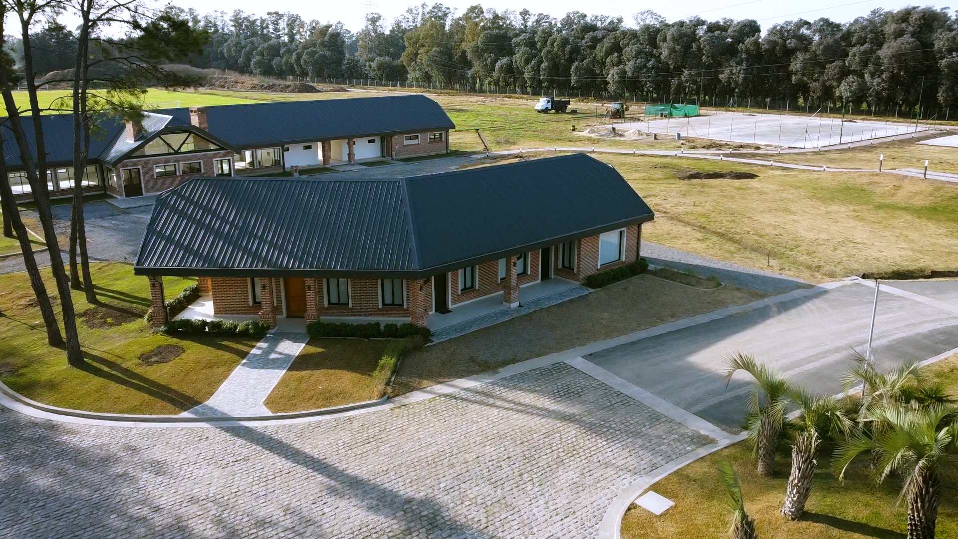 Vista aérea del Club House y las canchas en construcción de Castelo Real